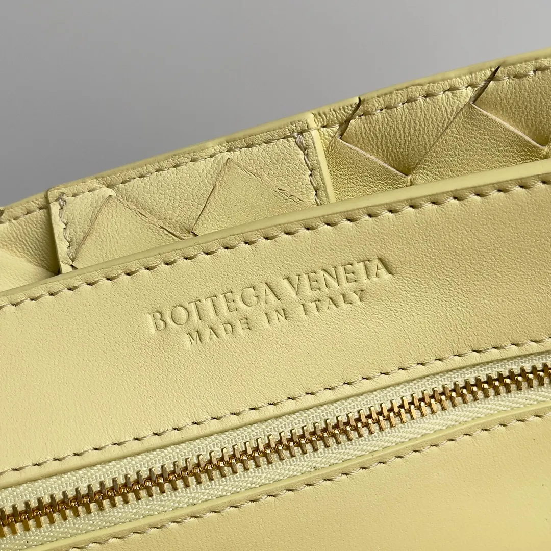 The 2023 new Andiamo batch of 2260 BV has been shipped‼ ️Really popular🔥The new Andiamo woven handbag launched by Bottega Veneta this season is really popular all over the world! ! Celebrities at home and abroad have worn it, and Oscar-winning actress Michelle Yeoh has taken it out on the street. Song Jia, Trai Yara, Yu Feihong, Sanji Ayaka, Rosie Hunting-Whiteley, Yoshioka Riho, etc. have all picked up this bag. It is classic and versatile, showing off its temperament, and the bag capacity is also large, which is very convenient for daily commuting! ! A variety of carrying methods, the shoulder straps can be adjusted by yourself, the original lambskin feels soft and delicate, and the unisex style breaks the gender boundaries and brings a more practical and long-lasting use experience. Andiamo, which has both elegant and casual styles, perfectly interprets the true appearance of "fashionable old money style". Style number: 743572 Size: 32*24*12